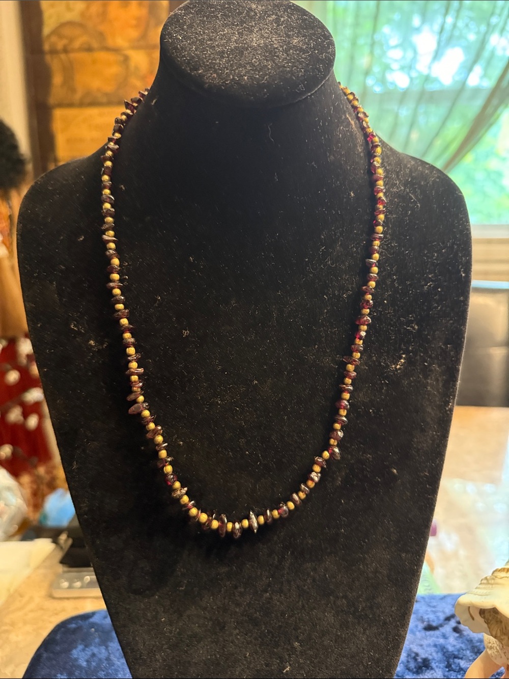 Vintage 1970s
Garnet chip and brass necklace
